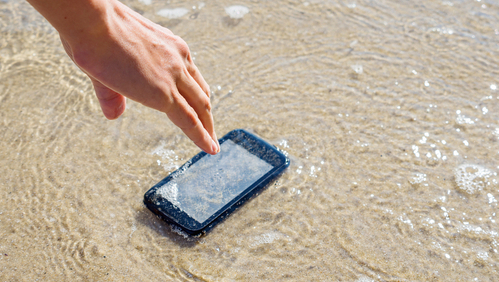 смартфон в воде 