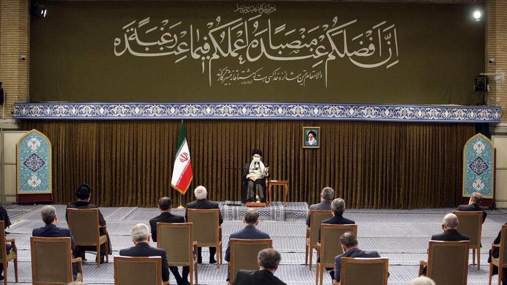 המנהיג העליון של איראן עלי חמינאי בפגישה עם השרים בממשלה האיראנית