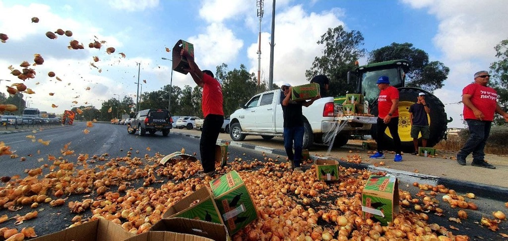 Farmers protesting against the upcoming reform in Israel's agriculture industry (Photo: Roee Idan) החקלאים מפגינים