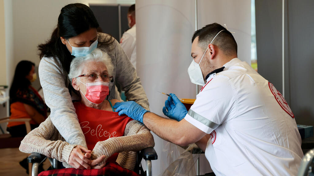 An elderly woman receives a booster shot (Photo: Reuters ) An elderly woman receives a booster shot of her vaccination against the coronavirus disease (COVID-19) at an assisted living facility, in Netanya, Israel January 19, 2021