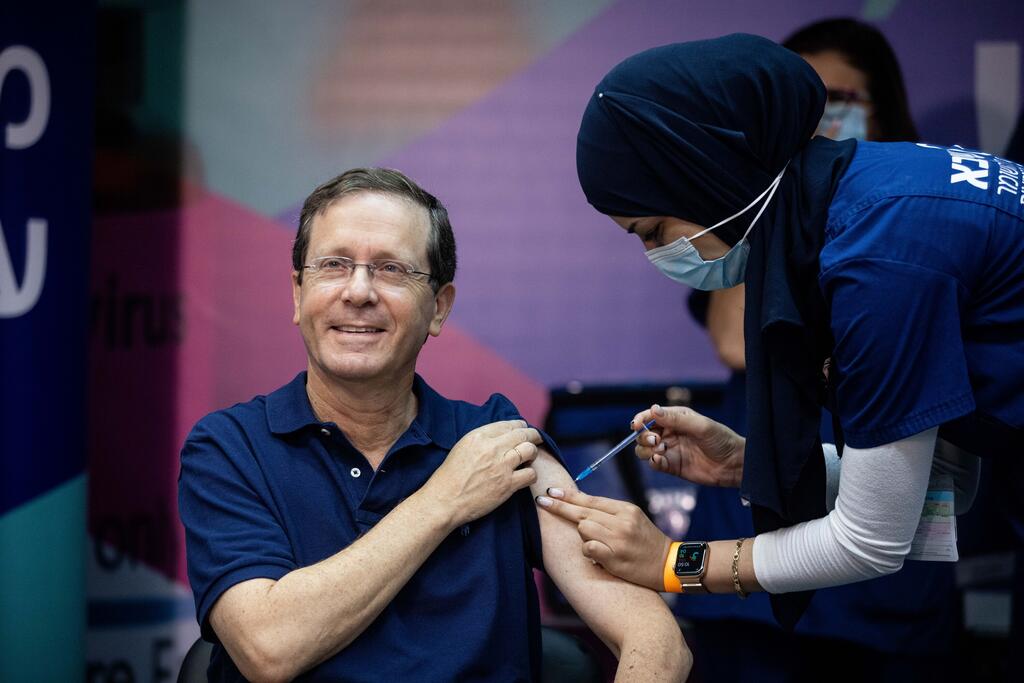 נשיא המדינה יצחק הרצוג מתחסן במנה שלישית של חיסון קורונה בבית חולים תל השומר