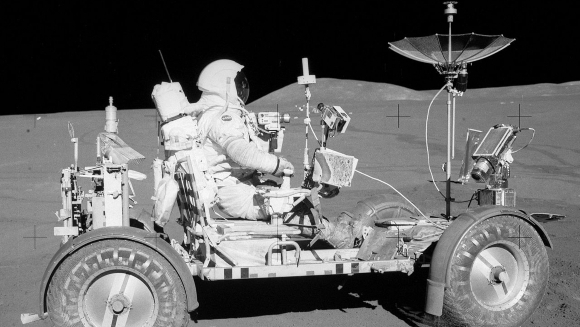 תמרונים גלגליים ראשונים על הירח. סקוט מתנסה בנהיגה חוץ-ארצית לאחר פריקת הרובר מרכב הנחיתה 