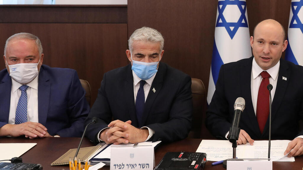 Israeli Prime Minister Naftali Bennett (R), Foreign Minister Yair Lapid (C) and Finance Minister Avigdor Liberman during the Cabinet meeting on the national budget (Photo: Reuters) ישיבת ממשלה