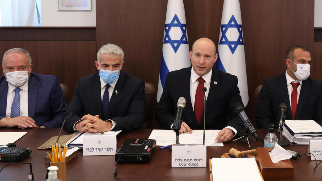 Prime Minister Naftali Bennett, 2nd right, comments on the attack on an oil tanker near Oman, at the start of the weekly cabinet meeting in Jerusalem on Sunday (Photo: Reuters) ישיבת ממשלה