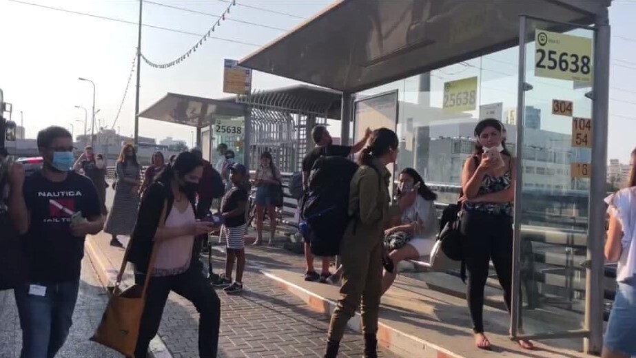 תחנות אוטובוס ללא צל ברחוב ההגנה בתל אביב