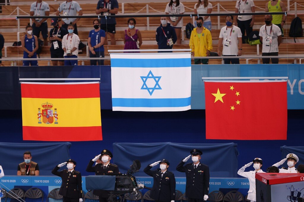 דגל ישראל עולה לתקרת האולם, רגע לפני ההמנון