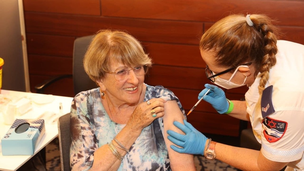 מתחסנים במנה השלישית