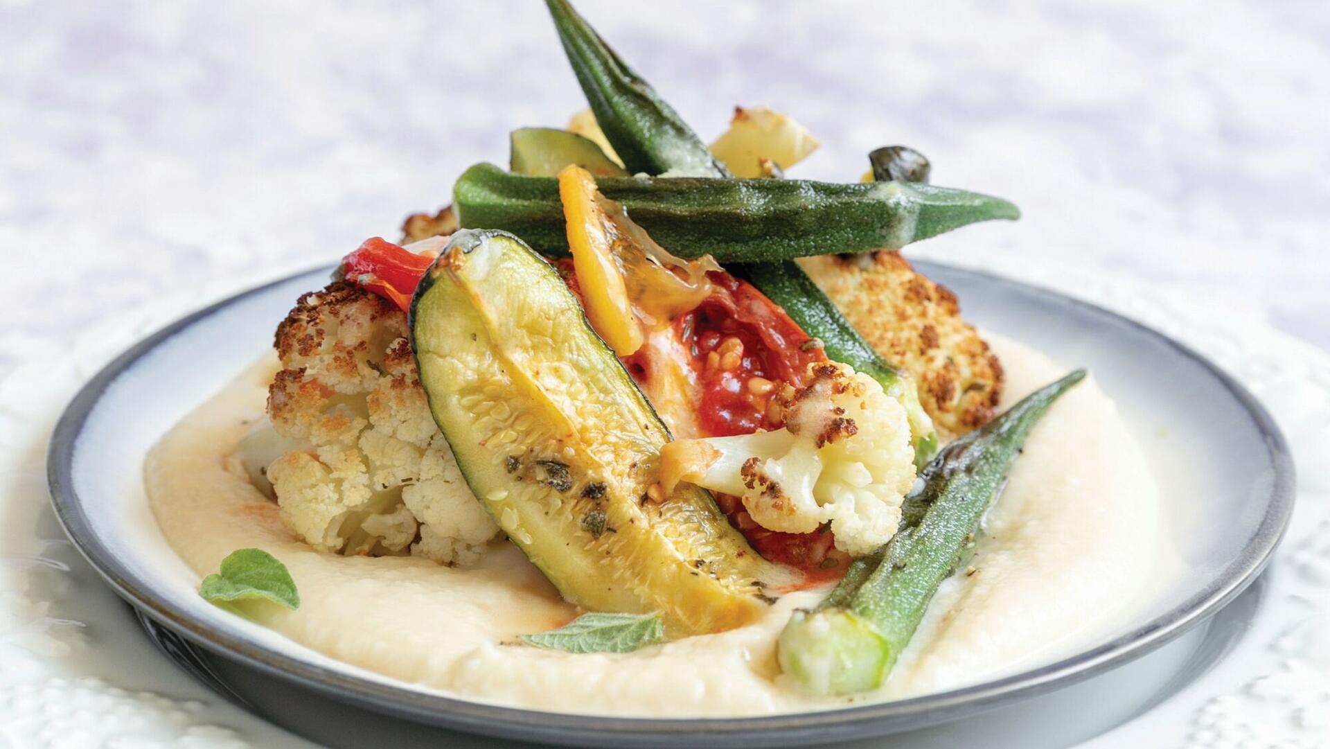 במיה וירקות קיץ על קרם שעועית