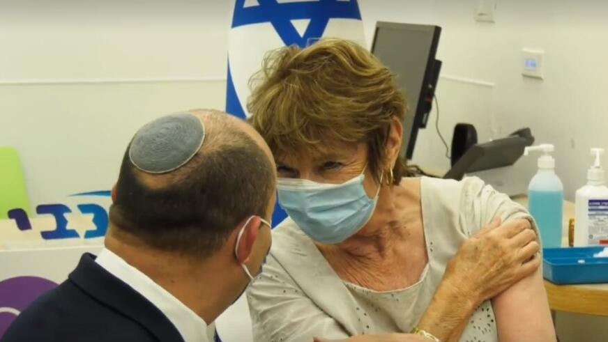 אמא של ראש הממשלה נפתלי בנט מתחסנת בפעם השלישית