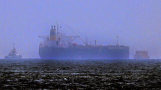 ספינות גוררות את ה מכלית ספינה מרסר סטריט Mercer Street סמוך ל נמל פוג'יירה ב איחוד האמירויות אחרי המתקפה שיוחסה ל איראן