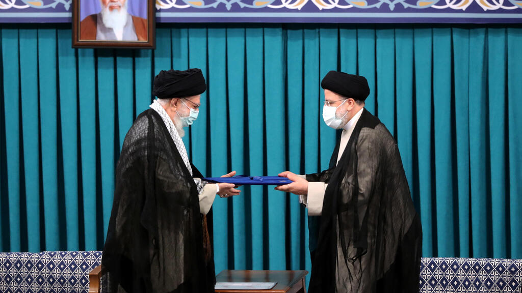 נשיא איראן הנבחר איברהים ראיסי מקבל את כתב המינוי לתפקיד מ המנהיג העליון עלי חמינאי