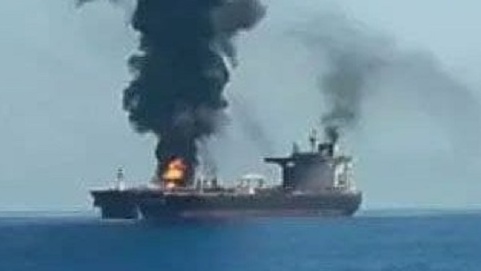ה'מרסר סטריט', האונייה שהוחכרה על ידי חברה בבעלות הישראלי אייל עופר, מעלה עשן אחרי התקיפה האיראנית