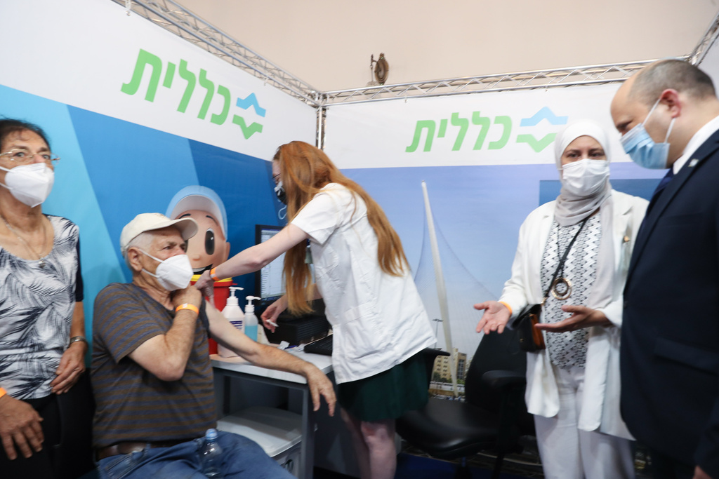 נפתלי בנט במרכז החיסונים של כללית בירושלים 