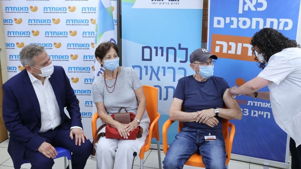 ניצן הורוביץ מלווה את הוריו לקבלת חיסון השלישי בקופת מאוחדת בתל אביב