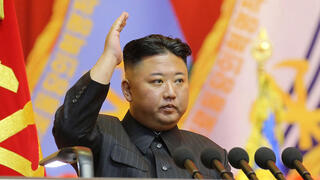 שליט צפון קוריאה קים ג'ונג און נראה עוד יותר רזה