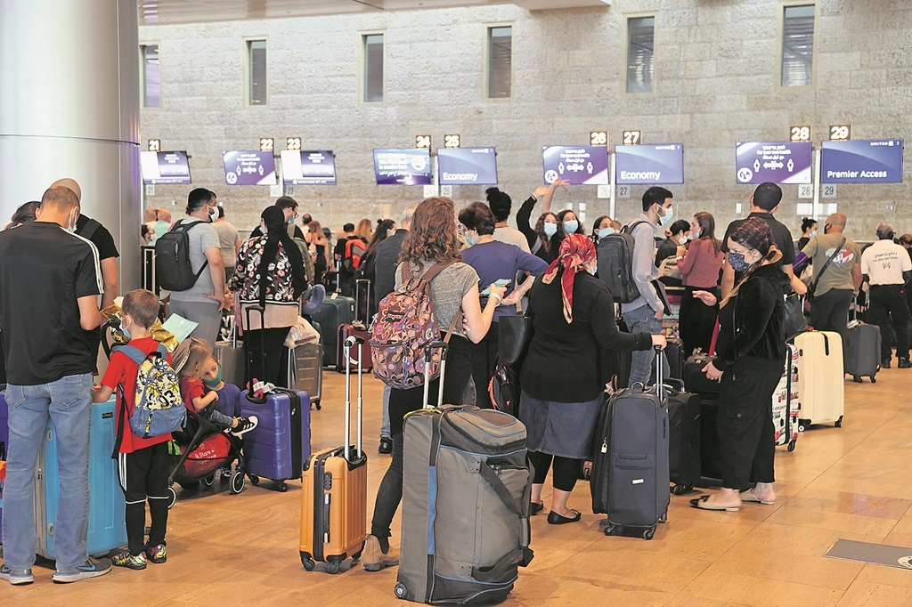 Ben Gurion Airport packed with travelers in the midst of the fourth COVID wave (Photo: Yariv Katz) נתב"ג עמוס