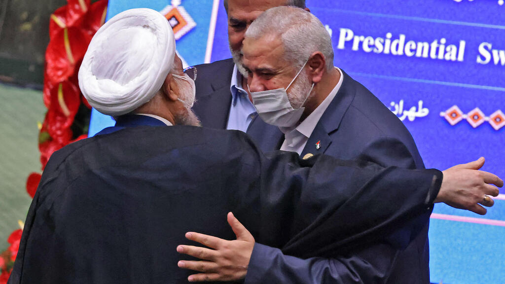 איסמאעיל הנייה מנהיג חמאס עם חסן רוחאני ב טקס ההשבעה של איברהים ראיסי איראן