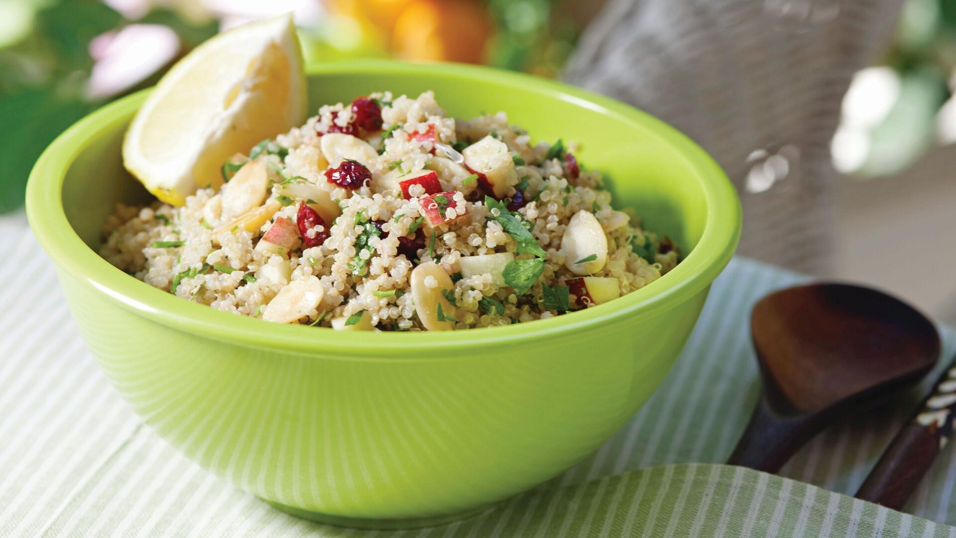 קינואה עם נקטרינה, חמוציות ושקדים