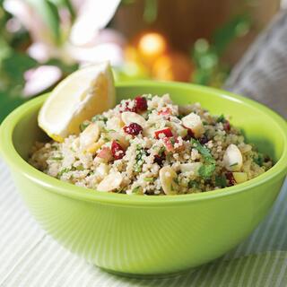 קינואה עם נקטרינה, חמוציות ושקדים