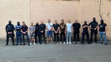 Задержанные по подозрению в ограблении туристов (Фото: городская прокуратура Киева) עצורים בתרגיל עוקץ תיירים באוקראינה