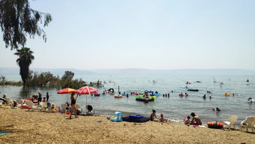 Пляж на озере Кинерет (Фото: Тали Бар) מבלים בחוף חוקוק שבכנרת