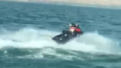 דרמה בכינרת: אופנוע ים דוהר במהירות שיא לעבר מאות נופשים ונעצר בפעולה נועזת של שוטרים