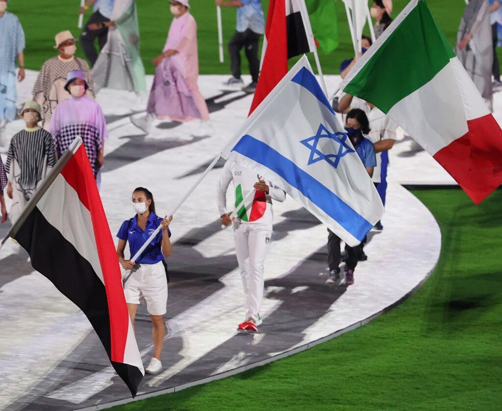 לינוי אשרם נושאת את דגל ישראל