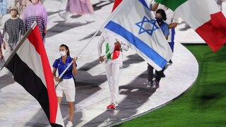 לינוי אשרם נושאת את דגל ישראל