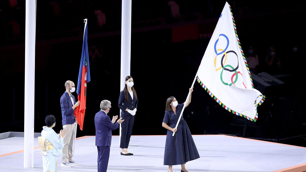 ראש עיריית פריז מקבלת את הדגל האולימפי
