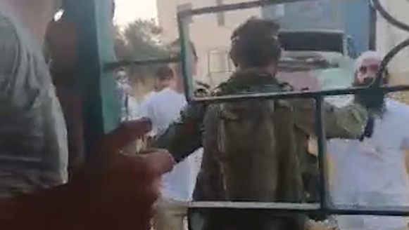 תיעוד מתנחל מכה פלסטיני וידה לעברו אבן. המתנחלים : הפלסטינים זרקו אבנים קודם