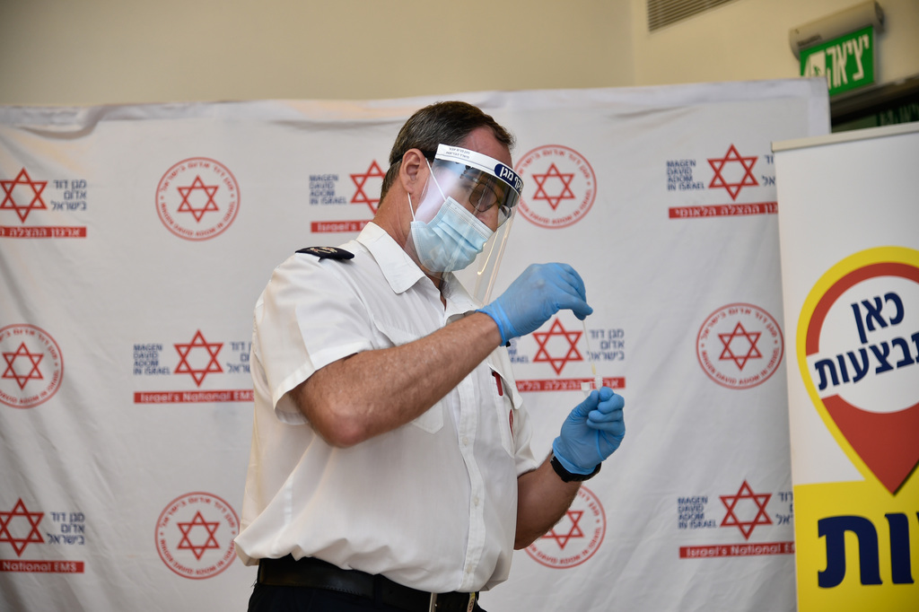 Health worker at a rapid coronavirus testing facility in Jerusalem (Photo: Yoav Dudkevitch) שר הבריאות ניצן הורוביץ עובר בדיקת קורונה מהירה במתחם מד"א בירושלים
