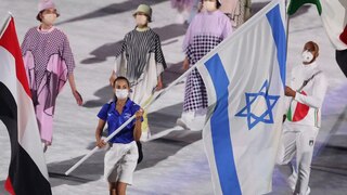 לינוי אשרם נושאת את דגל ישראל