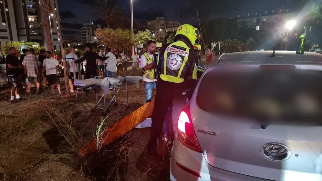 Медики у обстрелянной машины в Бат-Яме (Фото: оперативная съемка МАДА) יר ברחוב הנביאים בבת ים