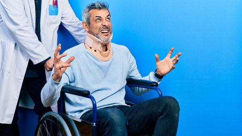 Мужчина в инвалидном кресле 