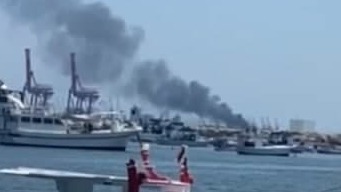  שריפה בספינת מסחר שעוגנת בנמל לאטקייה בסוריה