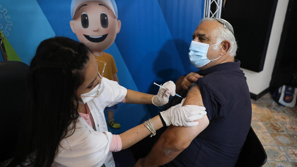 Senior citizens receiving third dose of coronavirus vaccine in Jerusalem (Photo: EPA) חיסון קורונה בירושלים