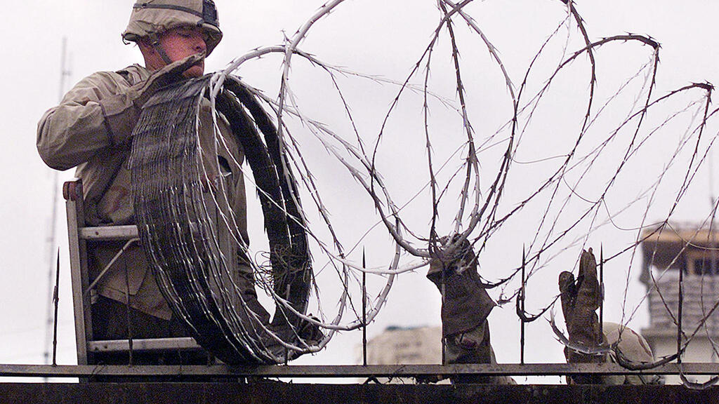 חייל אמריקני מאבטח את שגרירות ארה"ב ב קאבול אפגניסטן 2002