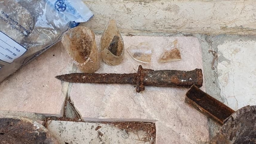 סכין שנמצאה בחפירות ליד גבעת התחמושת