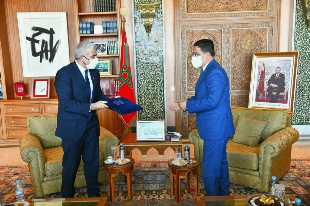 יאיר לפיד מעביר איגרת מנשיא המדינה יצחק הרצוג למלך מרוקו  דרך שר החוץ מרוקו נאסר