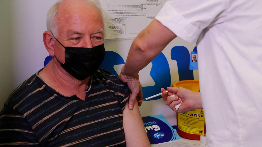 Вакцинация третьей дозой в "Маккаби" (Фото: AFP) החיסון השלישי נגד נגיף הקורונה