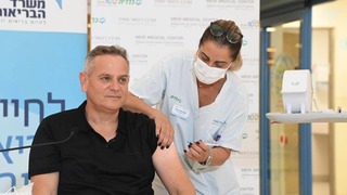 ניצן הורוביץ מקבל את החיסון השלישי