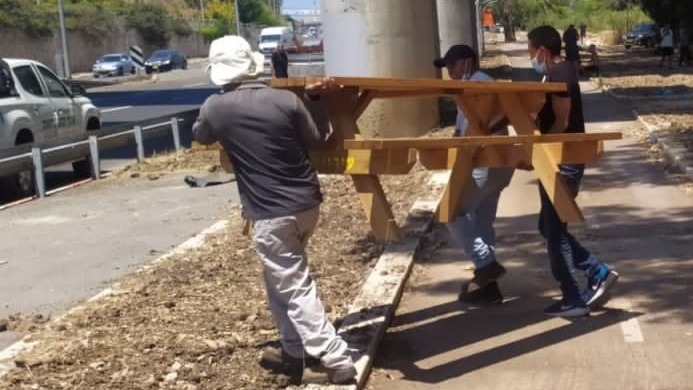 עובדי עיריית חיפה מוציאים את הספסלים סמוך לנחל סעדיה 