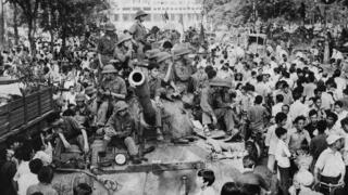 כוחות צבא צפון וייטנאם פולשים לארמון הנשיאות בעיר סייגון בירת הדרום ב-1975 בסיום מלחמת וייטנאם ואחרי הנסיגה של ארה"ב