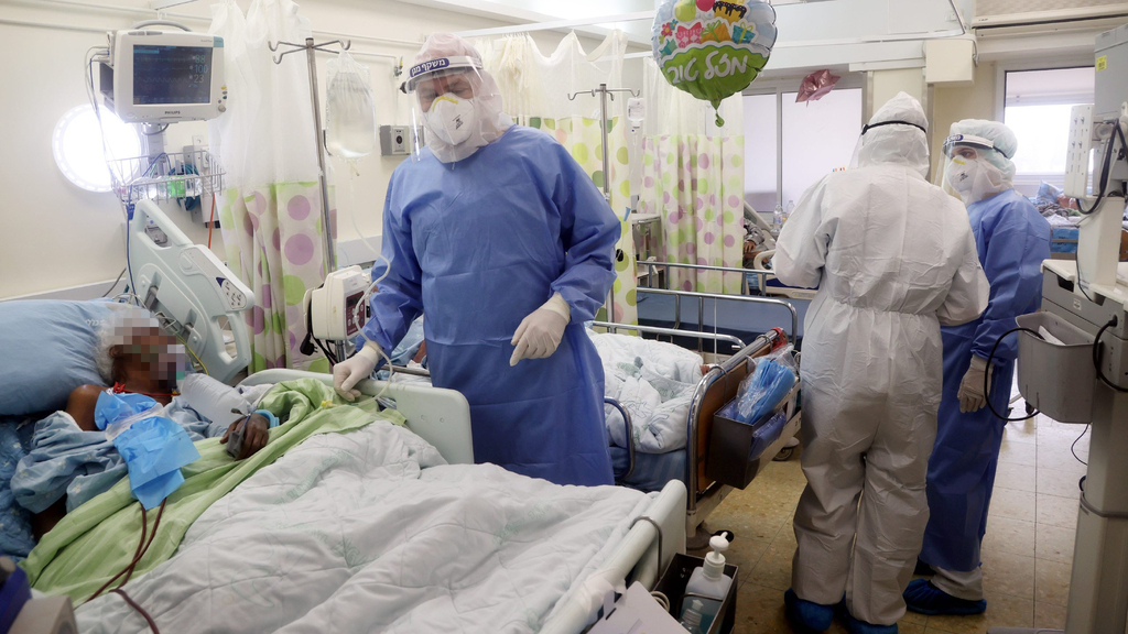 A coronavirus ward at the Kaplan Medical Center in Rehovot, last week (Photo: Yariv Katz) מחלקת קורונה ב בית חולים קפלן ב רחובות