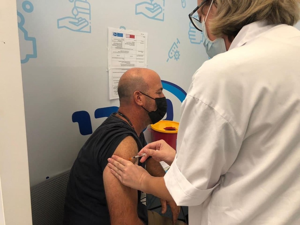 A man receives his third coronavirus vaccine shot at a clinic in Rishon LeZion נדב אבס צלם ynet מתחסן בחיסון השלישי
