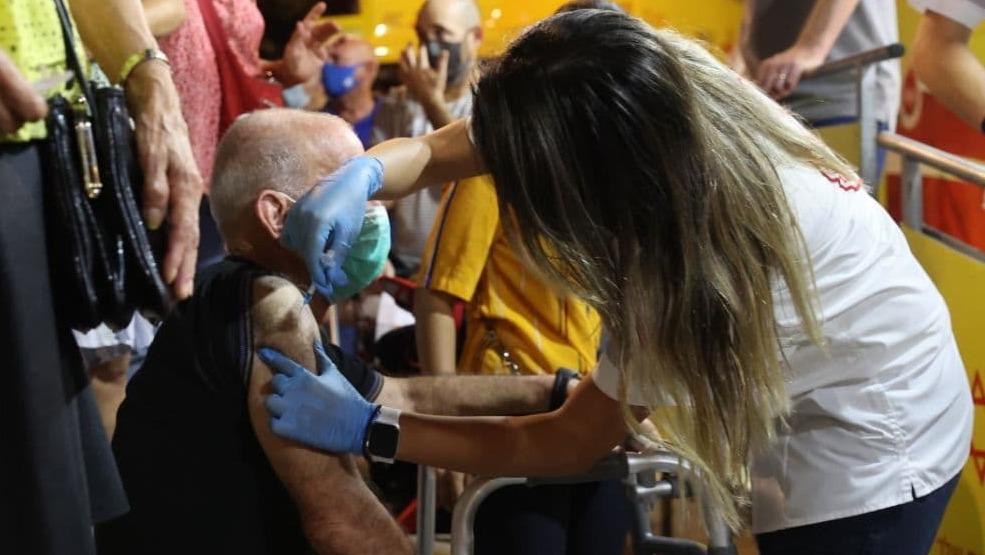 מבצע חיסונים של מד"א ועיריית תל אביב בכיכר דיזנגוף