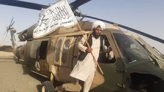אפגניסטן לוחם טליבאן עם מסוק מ תוצרת אמריקנית ש הארגון תפס לכאורה ב בסיס חיל אוויר ב קנדהאר