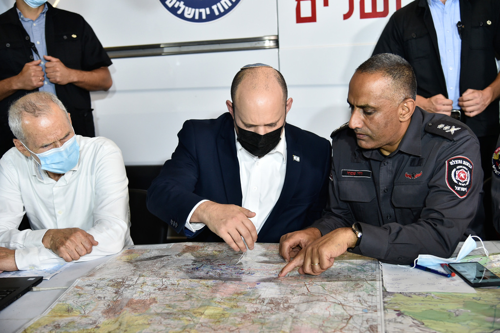 Interior Security Minister Omer Barlev and Prime Minister Naftali Bennett being briefed by Fire and Rescue Commissioner Dedi Simchi (Photo: Yoav Dudkevitch) הערכת מצב בחפ"ק שורש