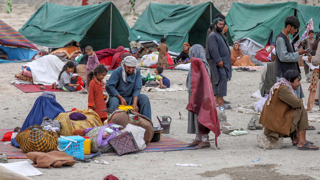 Internally displaced families from northern provinces, who fled from their homes due to the fighting between Taliban and Afghan security forces, take shelter in a public park in Kabul, Afghanistan, 14 August
