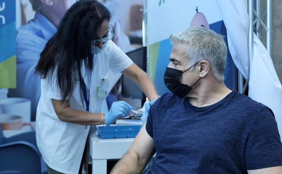 Foreign Minister Yair Lapid receiving his coronavirus vaccine booster shot (Photo: Sofia Michalowska) יאיר לפיד מתחסן בחיסון השלישי נגד הקורונה